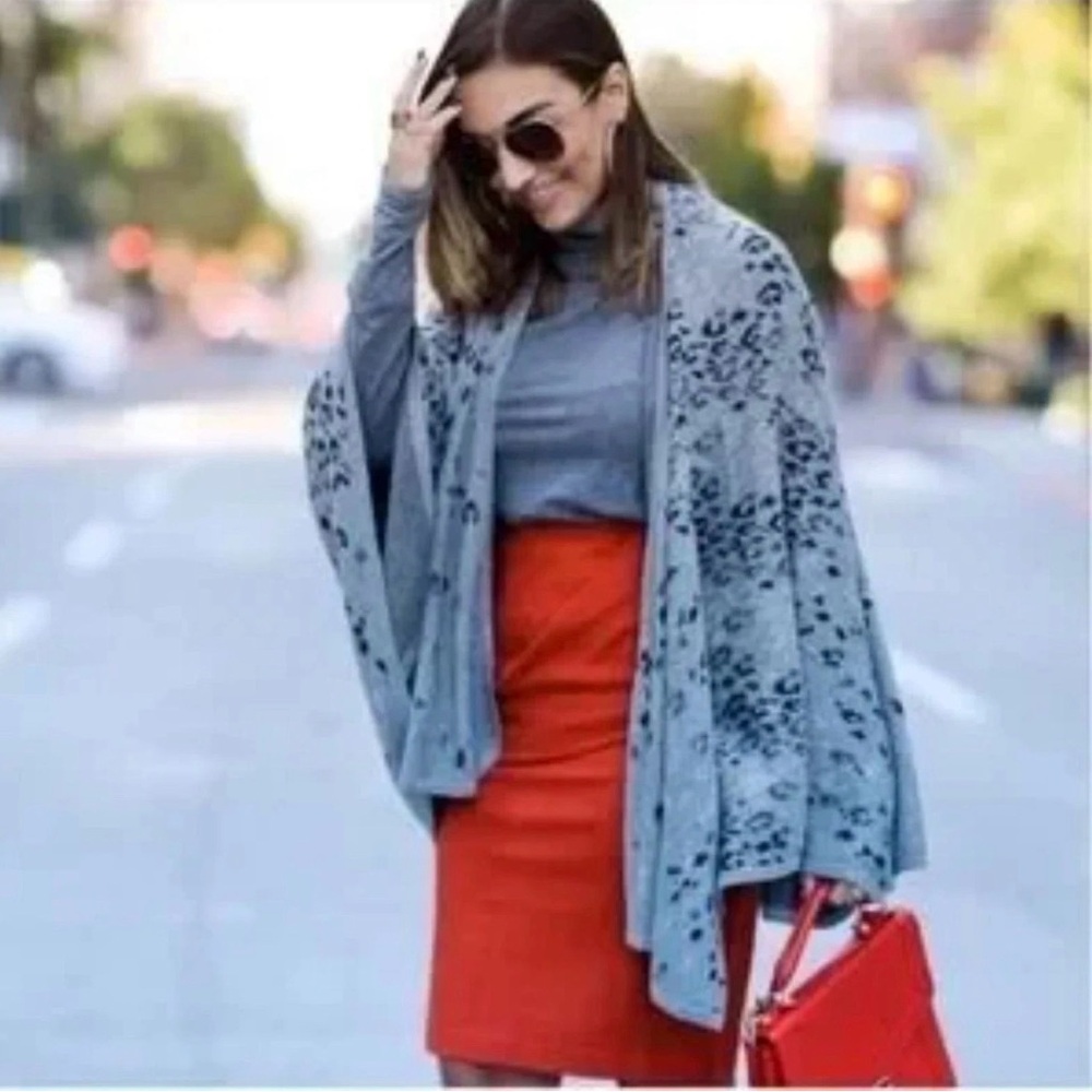 CAbi Gigi Cape Grey Leopard Print Shawl Wrap Poncho OS Womens